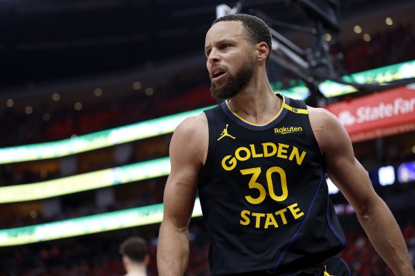 Curry ghi được 2 quả ba điểm v
