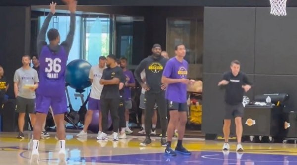 James xuất hiện tại sân tập củ